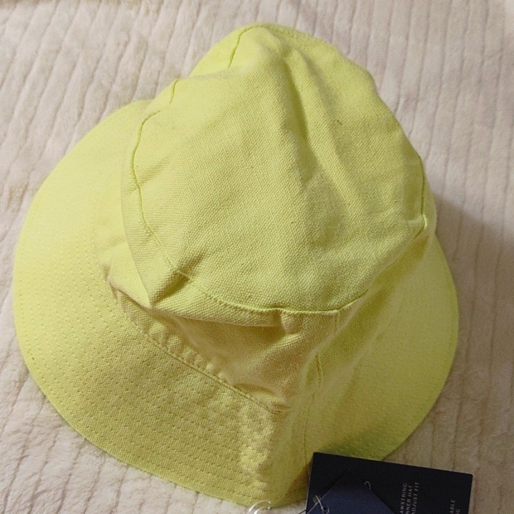 Universal tread adjustable sizing adult hat one size.
